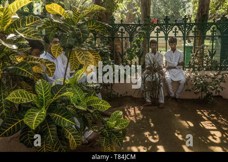 Peking, Indien. 9. Mai, 2019. Die Menschen nehmen teil am Morgen in einer Sondersitzung Gebet während der 158. Geburtstag von Nobelpreisträger Rabindranath Tagore in der visva-bharati Universität in Shantiniketan, rund 165 Kilometer entfernt von Kalkutta, Indien, am 9. Mai 2019. Credit: tumpa Mondal/Xinhua/Alamy leben Nachrichten Stockfoto