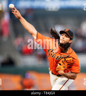 San Francisco, Kalifornien, USA. 10. Mai, 2019. San Francisco Giants Krug Dereck Rodriguez (57) warf im ersten Inning, während ein MLB-Spiel zwischen den Cincinnati Reds und die San Francisco Giants bei Oracle Park in San Francisco, Kalifornien. Valerie Shoaps/CSM/Alamy leben Nachrichten Stockfoto