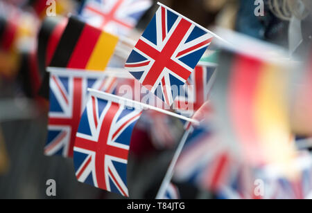 Leipzig, Deutschland. 08 Mai, 2019. Britische und deutsche Fahnen können beim Besuch der britische Prinz Charles in Leipzig gesehen werden. Credit: Hendrik Schmidt/dpa-Zentralbild/ZB/dpa/Alamy leben Nachrichten Stockfoto