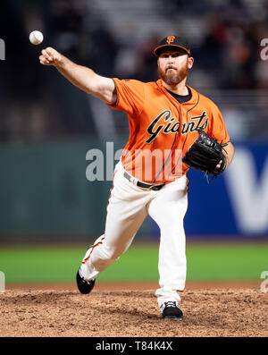 San Francisco, Kalifornien, USA. 10. Mai, 2019. San Francisco Giants Entlastung Krug Sam Dyson (49) wirft im achten Inning, während ein MLB-Spiel zwischen den Cincinnati Reds und die San Francisco Giants bei Oracle Park in San Francisco, Kalifornien. Valerie Shoaps/CSM/Alamy leben Nachrichten Stockfoto