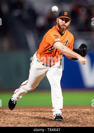 San Francisco, Kalifornien, USA. 10. Mai, 2019. San Francisco Giants Entlastung Krug Sam Dyson (49) wirft im achten Inning, während ein MLB-Spiel zwischen den Cincinnati Reds und die San Francisco Giants bei Oracle Park in San Francisco, Kalifornien. Valerie Shoaps/CSM/Alamy leben Nachrichten Stockfoto