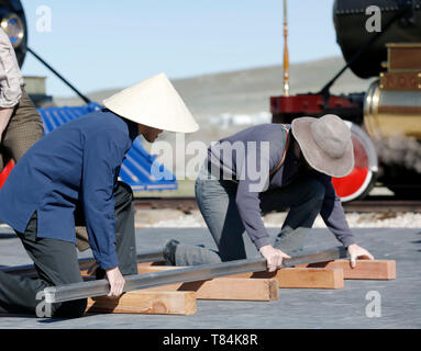 (190511) - SALT LAKE CITY, 11. Mai 2019 (Xinhua) - Darsteller spielen die Rollen der Eisenbahnarbeiter während einer historischen Re-enactment der 150. Jahrestag der Fertigstellung der ersten US-amerikanischen transkontinentalen Eisenbahn zu feiern, zu denen Tausende chinesische Eisenbahnarbeiter haben grossen Beitrag geleistet, im Golden Spike National Historical Park am Vorgebirge Gipfel, einen Bereich, in dem die hohe Masse etwa 100 km nordwestlich von Salt Lake City, USA, 10. Mai 2019. Die erste transkontinentale Eisenbahn, die auch als Pacific Railroad bekannt, war ein 3.000-km-plus kontinuierliche Eisenbahnlinie verknüpfen Stockfoto