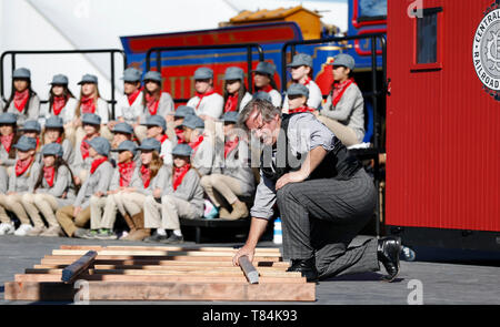 (190511) - SALT LAKE CITY, 11. Mai 2019 (Xinhua) - eine Performance ist statt der 150. Jahrestag der Fertigstellung der ersten US-amerikanischen transkontinentalen Eisenbahn zu feiern, zu denen Tausende chinesische Eisenbahnarbeiter haben grossen Beitrag geleistet, im Golden Spike National Historical Park am Vorgebirge Gipfel, einen Bereich, in dem die hohe Masse etwa 100 km nordwestlich von Salt Lake City, USA, 10. Mai 2019. Die erste transkontinentale Eisenbahn, die auch als Pacific Railroad bekannt, war ein 3.000-km-plus kontinuierliche Eisenbahnlinie der östlichen USA Eisenbahnnetz mit der Pacific Coast verbindet. Stockfoto