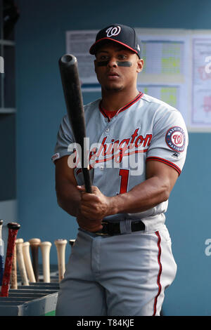 Los Angeles, CA, USA. 10. Mai, 2019. Washington Nationals shortstop Wilmer Difo (1) Augen seinen Hieb im dugout vor dem Spiel zwischen den Washington Nationals und die Los Angeles Dodgers at Dodger Stadium Los Angeles, CA. (Foto von Peter Joneleit) Credit: Csm/Alamy leben Nachrichten Stockfoto
