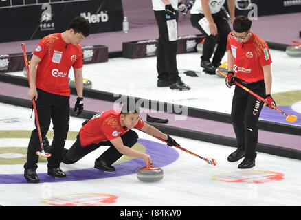 Peking, China. 11. Mai, 2019. Ba Dexin (C) der China konkurriert während der ersten Runde der Männer robin Match zwischen China und den Vereinigten Staaten 2018-2019 WCF-WM-Finale in Peking, China, 11. Mai 2019. China gewann 6-3. Quelle: Ren Chao/Xinhua/Alamy leben Nachrichten Stockfoto