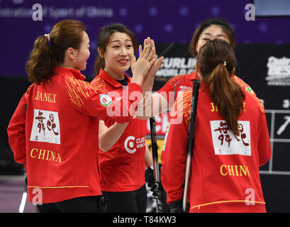 Peking, China. 11. Mai, 2019. Team China feiern zählen während die Runde des Frauen robin Match zwischen China und Kanada an 2018-2019 WCF-WM-Finale in Peking, China, 11. Mai 2019. China gewann 7-4. Quelle: Ren Chao/Xinhua/Alamy leben Nachrichten Stockfoto
