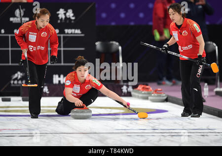 Peking, China. 11. Mai, 2019. Dong Ziqi (C) der China konkurriert während der ersten Runde der Frauen robin Match zwischen China und Kanada an 2018-2019 WCF-WM-Finale in Peking, China, 11. Mai 2019. China gewann 7-4. Quelle: Ren Chao/Xinhua/Alamy leben Nachrichten Stockfoto