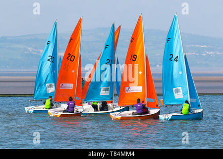 Yacht Racing in West Kirby, Liverpool, Großbritannien. Mai 2019. British Open Team Racing Championships Trophy Sailing's Premier League „The Wilson Trophy“ 200. Die maximale Anzahl an Rennteams wurde auf 36 erhöht. Die Veranstaltung 2019 umfasst 5 amerikanische Teams, 2 irische Mannschaften, 1 australisches Boot und ihr Debüt Team Austria. 27 britische Teams runden das Feld ab, darunter der Titelverteidiger, die West Kirby Hawks. Die Gewinner sind auch West Exempt, Royal Forth Hoosiers und Birdham Bandits. Stockfoto