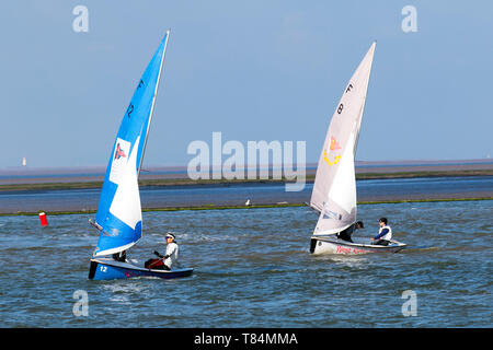 Yacht Racing in West Kirby, Liverpool, Großbritannien. Mai 2019. British Open Team Racing Championships Trophy Sailing's Premier League „The Wilson Trophy“ 200. Die maximale Anzahl an Rennteams wurde auf 36 erhöht. Die Veranstaltung 2019 umfasst 5 amerikanische Teams, 2 irische Mannschaften, 1 australisches Boot und ihr Debüt Team Austria. 27 britische Teams runden das Feld ab, darunter der Titelverteidiger, die West Kirby Hawks. Die Gewinner sind auch West Exempt, Royal Forth Hoosiers und Birdham Bandits. Stockfoto