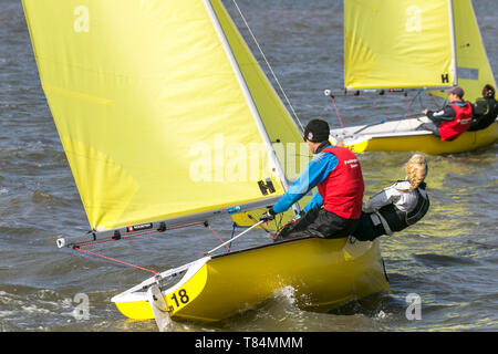 Yacht Racing in West Kirby, Liverpool, Großbritannien. Mai 2019. British Open Team Racing Championships Trophy Sailing's Premier League „The Wilson Trophy“ 200. Die maximale Anzahl an Rennteams wurde auf 36 erhöht. Die Veranstaltung 2019 umfasst 5 amerikanische Teams, 2 irische Mannschaften, 1 australisches Boot und ihr Debüt Team Austria. 27 britische Teams runden das Feld ab, darunter der Titelverteidiger, die West Kirby Hawks. Die Gewinner sind auch West Exempt, Royal Forth Hoosiers und Birdham Bandits. Stockfoto