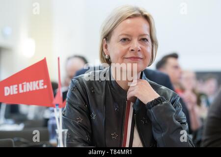 Berlin, Deutschland. 11. Mai, 2019. Gesine Lötzsch (Die Linke), Mitglied des Deutschen Bundestages, kommt zum landesparteitag Ihrer Partei. Quelle: Jörg Carstensen/dpa/Alamy leben Nachrichten Stockfoto