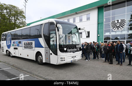 Münster, Deutschland. 11. Mai, 2019. Das team Bus der KSC trifft im Stadion. GES/Fußball/3. Liga: Preussen Muenster - Karlsruher SC, 11.05.2019 Fußball: 3. Liga: Preussen Muenster vs Karlsruher SC, Muenster, Mai 11, 2019 | Verwendung der weltweiten Kredit: dpa/Alamy leben Nachrichten Stockfoto