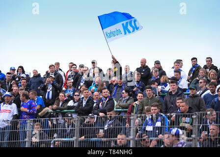 Münster, Deutschland. 11. Mai, 2019. KSC-Fans in Münster. GES/Fußball/3. Liga: Preussen Muenster - Karlsruher SC, 11.05.2019 Fußball: 3. Liga: Preussen Muenster vs Karlsruher SC, Muenster, Mai 11, 2019 | Verwendung der weltweiten Kredit: dpa/Alamy leben Nachrichten Stockfoto