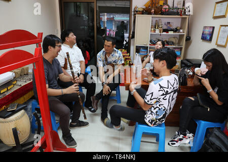 (190511) - Bangkok, 11. Mai 2019 (Xinhua) - Mitglieder von 'Tianxian' Band chat in SW Chinesische Musik Center in Bangkok, Thailand, 9. Mai 2019. Thai Band 'Tianxian', im wahrsten Sinne des Wortes himmlischen Streichern" bestand aus mehreren Thais die verrückt über chinesische Musikinstrumente sind. Seltsam genug, jedoch keiner von ihnen spricht fließend Chinesisch. In der thailändischen Gesellschaft, wo die westlichen Musikinstrumente dominant, eine Band mit chinesischen Musikinstrumente, ist nichts anderes als eine seltene Sache. Sanchai, eines der Bandmitglieder, ist ein Musiklehrer Huachiew Chalermprakiet University und er auf Kinn zerquetscht Stockfoto