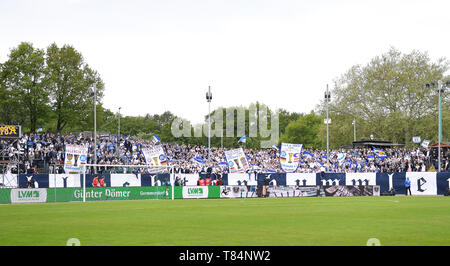Münster, Deutschland. 11. Mai, 2019. KSC-Fans in Münster. GES/Fußball/3. Liga: Preussen Muenster - Karlsruher SC, 11.05.2019 Fußball: 3. Liga: Preussen Muenster vs Karlsruher SC, Muenster, Mai 11, 2019 | Verwendung der weltweiten Kredit: dpa/Alamy leben Nachrichten Stockfoto