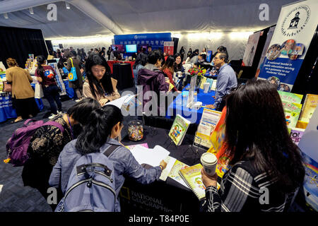 San Diego, USA. 10. Mai, 2019. Die Teilnehmer besuchen, eine Ausbildung Ausstellung auf der 12. Nationalen Chinesischen Sprache Konferenz (Nclc) in San Diego, USA, am 10. Mai 2019. Der 12 NCLC der Vereinigten Staaten startete am Donnerstag Abend in der Küstenstadt San Diego in den westlichen US-Bundesstaat Kalifornien. Mehr als 1.300 Lehrer, Administratoren und Entscheidungsträger aus den Usa und sieben anderen Ländern nahmen an der dreitägigen Veranstaltung. Credit: Zhao Hanrong/Xinhua/Alamy leben Nachrichten Stockfoto