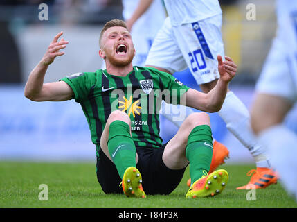 Münster, Deutschland. 11. Mai, 2019. Fabian Menig (Preussen Muenster) Schreie sitzen auf dem Spielfeld. GES/Fußball/3. Liga: Preussen Muenster - Karlsruher SC, 11.05.2019 Fußball: 3. Liga: Preussen Muenster vs Karlsruher SC, Muenster, Mai 11, 2019 | Verwendung der weltweiten Kredit: dpa/Alamy leben Nachrichten Stockfoto