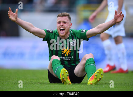 Münster, Deutschland. 11. Mai, 2019. Fabian Menig (Preussen Muenster) Schreie sitzen auf dem Spielfeld. GES/Fußball/3. Liga: Preussen Muenster - Karlsruher SC, 11.05.2019 Fußball: 3. Liga: Preussen Muenster vs Karlsruher SC, Muenster, Mai 11, 2019 | Verwendung der weltweiten Kredit: dpa/Alamy leben Nachrichten Stockfoto