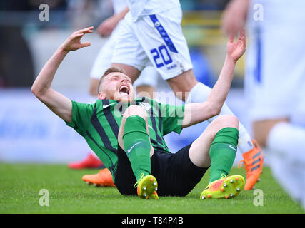 Münster, Deutschland. 11. Mai, 2019. Fabian Menig (Preussen Muenster) Schreie sitzen auf dem Spielfeld. GES/Fußball/3. Liga: Preussen Muenster - Karlsruher SC, 11.05.2019 Fußball: 3. Liga: Preussen Muenster vs Karlsruher SC, Muenster, Mai 11, 2019 | Verwendung der weltweiten Kredit: dpa/Alamy leben Nachrichten Stockfoto
