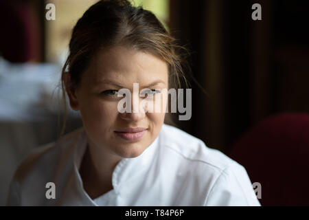 April 26, 2019 - Bagshot, Surrey, Großbritannien - Sarah Frankland am Pennyhill Park Hotel, in dem Sie ist der Kopf, der Konditor während der Show gesehen.. Sarah ist derzeit ein Kandidat in der Großen Britischen Backen aus. (Bild: © lexie Harrison-Cripps/SOPA Bilder über ZUMA Draht) Stockfoto