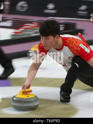 Peking, China. 11. Mai, 2019. Wang China Zhiyu thows ein Stein während der 2018-1019 WCF-Curling Wm Grand Final sechste Runde zwischen China und Kanada an der Shougang Park Shijingshan Distrikt in Peking, der Hauptstadt von China, 11. Mai 2019. Credit: Luo Yuan/Xinhua/Alamy leben Nachrichten Stockfoto