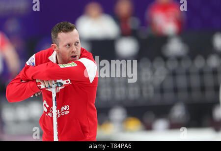 Peking, China. 11. Mai, 2019. Catlin Schneider von Kanada reagiert während der 2018-1019 WCF-Curling Wm Grand Final sechste Runde zwischen China und Kanada an der Shougang Park Shijingshan Distrikt in Peking, der Hauptstadt von China, 11. Mai 2019. Credit: Luo Yuan/Xinhua/Alamy leben Nachrichten Stockfoto