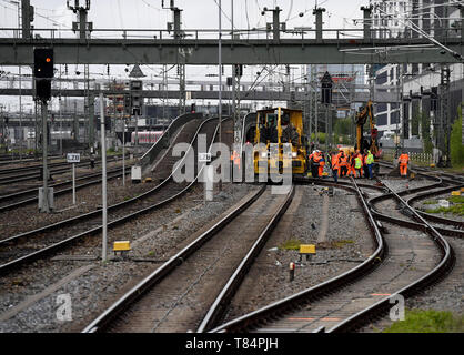 München, Deutschland. 11. Mai, 2019. Arbeitnehmer- und Baufahrzeuge stehen am Titel in der Nähe der Haltestelle Hackerbrücke. Die S-Bahn der Linie zwischen Pasing und Ostbahnhof ist wegen Wartungsarbeiten geschlossen. Quelle: Angelika Warmuth/dpa/Alamy leben Nachrichten Stockfoto