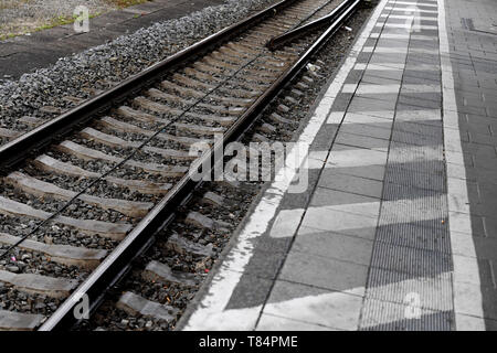 München, Deutschland. 11. Mai, 2019. Leere Spuren und eine leere Plattform an der Hackerbrücke S-Bahn Station. Die S-Bahn der Linie zwischen Pasing und Ostbahnhof ist wegen Wartungsarbeiten geschlossen. Quelle: Angelika Warmuth/dpa/Alamy leben Nachrichten Stockfoto