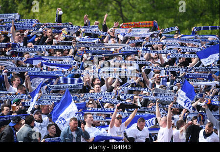 Münster, Deutschland. 11. Mai, 2019. KSC Fans feiern in Münster. GES/Fußball/3. Liga: Preussen Muenster - Karlsruher SC, 11.05.2019 Fußball: 3. Liga: Preussen Muenster vs Karlsruher SC, Muenster, Mai 11, 2019 | Verwendung der weltweiten Kredit: dpa/Alamy leben Nachrichten Stockfoto