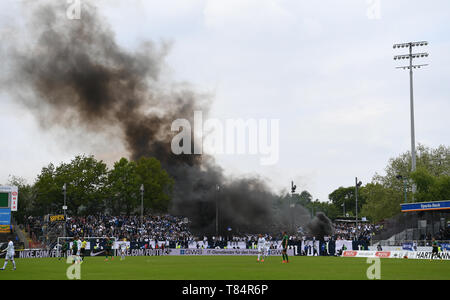 Münster, Deutschland. 11. Mai, 2019. KSC fans Rauchentwicklung. GES/Fußball/3. Liga: Preussen Muenster - Karlsruher SC, 11.05.2019 Fußball: 3. Liga: Preussen Muenster vs Karlsruher SC, Muenster, Mai 11, 2019 | Verwendung der weltweiten Kredit: dpa/Alamy leben Nachrichten Stockfoto
