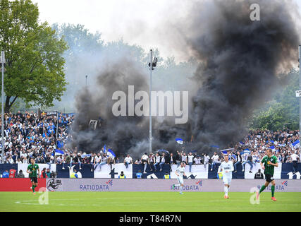 Münster, Deutschland. 11. Mai, 2019. KSC fans Rauchentwicklung. GES/Fußball/3. Liga: Preussen Muenster - Karlsruher SC, 11.05.2019 Fußball: 3. Liga: Preussen Muenster vs Karlsruher SC, Muenster, Mai 11, 2019 | Verwendung der weltweiten Kredit: dpa/Alamy leben Nachrichten Stockfoto