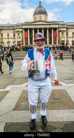 London, Großbritannien. 11. Mai 2019. Morris Dancers aus ganz England, am Trafalgar Square decended, und nicht einmal der regen hörte sie einen Tanz in ihren bunten Kostüme und Hüte. Paul Quezada-Neiman/Alamy leben Nachrichten Stockfoto