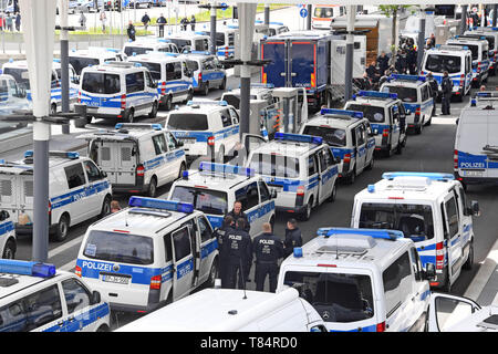 Pforzheim, Deutschland. 11. Mai, 2019. Polizei Einsatzfahrzeuge sind an der Pforzheimer Bahnhof geparkt. Mehr als 1000 Polizisten sind im Einsatz bei einer Demonstration der rechtsextremen Partei 'Die Rechte'. Credit: Uli Deck / dpa/Alamy leben Nachrichten Stockfoto