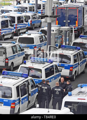 Pforzheim, Deutschland. 11. Mai, 2019. Polizei Einsatzfahrzeuge sind an der Pforzheimer Bahnhof geparkt. Mehr als 1000 Polizisten sind im Einsatz bei einer Demonstration der rechtsextremen Partei 'Die Rechte'. Credit: Uli Deck / dpa/Alamy leben Nachrichten Stockfoto