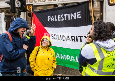 Mai 2019. 11 London, Großbritannien. Chris Nineham, Gründungsmitglied der Stop the war Coalition, und Lindsey German von der Stop the war Coalition teilen einen Witz, als Tausende in einer von der palästinensischen Solidaritätskampagne organisierten Demonstration für Palästina in der Londoner Innenstadt marschieren. David Rowe/ Alamy Live News Stockfoto