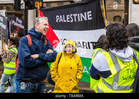 Mai 2019. 11 London, Großbritannien. Chris Nineham, Gründungsmitglied der Stop the war Coalition, und Lindsey German von der Stop the war Coalition teilen einen Witz, als Tausende in einer von der palästinensischen Solidaritätskampagne organisierten Demonstration für Palästina in der Londoner Innenstadt marschieren. David Rowe/ Alamy Live News Stockfoto