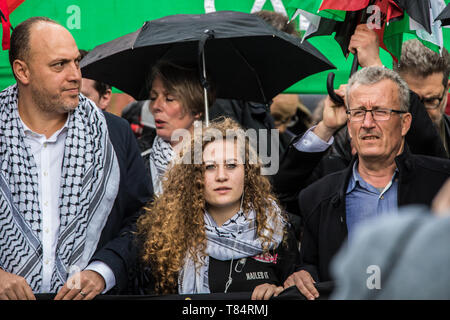 Mai 2019. 11 London, Großbritannien. Ahed Tamimi (Mitte vorne) und Husam Zomlot (Botschafterin der palästinensischen Mission, links) und ihr Vater Bassem Tamimi (rechts) marschieren gemeinsam mit Tausenden von Menschen in Zentral-London nach Palästina in einer von der palästinensischen Solidaritätskampagne organisierten Demonstration. David Rowe/ Alamy Live News Stockfoto