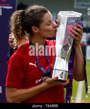 Boreham Wood, Großbritannien. 11. Mai, 2019. BOREHAMWOOD, Großbritannien - 11. Mai: Vivianne Miedema von Arsenal mit Pokal bei den Frauen Super League Spiel zwischen Arsenal und Manchester City FC Frauen an der Wiese Park Stadium, Langeweile Holz am 11. Mai 2019 in Peterborough, England Credit Aktion Foto Sport Stockfoto