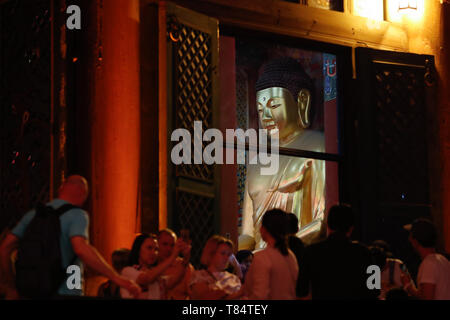 Seoul, Südkorea. 11. Mai, 2019. Menschen besuchen den Jogyesa Tempel in Seoul, Südkorea, 11. Mai 2019. Die buddhistischen Tempel wurde eingerichtet, um die bevorstehende Seokga Tansinil, was bedeutet, dass "der Tag der Geburtstag Buddhas" begrüßen zu dürfen. Credit: Wang Jingqiang/Xinhua/Alamy leben Nachrichten Stockfoto