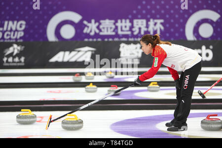 Peking, China. 11. Mai, 2019. Jiang Yilun von China konkurriert, während die Runde des 2018-1019 WCF-Curling WM-Finale Frauen robin Übereinstimmung zwischen China und Japan in der shougang Park Shijingshan Distrikt in Peking, der Hauptstadt von China, 11. Mai 2019. Credit: Luo Yuan/Xinhua/Alamy leben Nachrichten Stockfoto