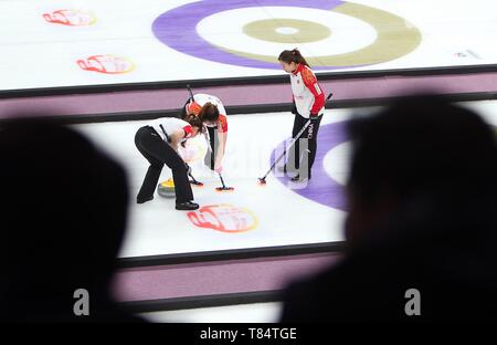 Peking, China. 11. Mai, 2019. Spieler aus China konkurrieren während die Runde des 2018-1019 WCF-Curling WM-Finale Frauen robin Übereinstimmung zwischen China und Japan in der shougang Park Shijingshan Distrikt in Peking, der Hauptstadt von China, 11. Mai 2019. Credit: Luo Yuan/Xinhua/Alamy leben Nachrichten Stockfoto