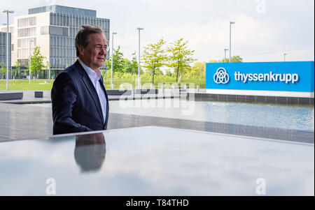 Essen, Deutschland. 11. Mai, 2019. Armin Laschet (CDU), Ministerpräsident von Nordrhein-Westfalen, verlässt die Thyssenkrupp AG Hauptsitz nach den Gesprächen. Gespräche zwischen Management und Arbeitnehmervertretern über die neuen Pläne für die Umstrukturierung und Stellenabbau bei Thyssenkrupp geplant. Credit: Guido Kirchner/dpa/Alamy leben Nachrichten Stockfoto