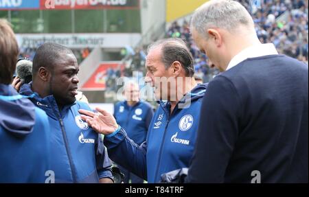 Schalke, Deutschland. 11. Mai, 2019. firo: 11.05.2019, Fußball, 2018/2019, 1.Bundesliga: Bayer Leverkusen - FC Schalke 04 Huub Stevens, Asamoah und Schneider | Verwendung der weltweiten Kredit: dpa/Alamy leben Nachrichten Stockfoto