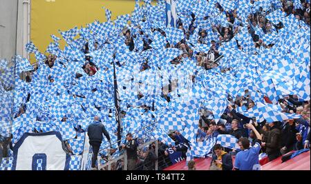 Schalke, Deutschland. 11. Mai, 2019. firo: 11.05.2019, Fußball, 2018/2019, 1.Bundesliga: Bayer Leverkusen - FC Schalke 04 FAns Schalke Fahnen | Verwendung der weltweiten Kredit: dpa/Alamy leben Nachrichten Stockfoto