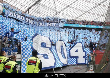 Schalke, Deutschland. 11. Mai, 2019. firo: 11.05.2019, Fußball, 2018/2019, 1.Bundesliga: Bayer Leverkusen - FC Schalke 04 FAns Schalke Fahnen | Verwendung der weltweiten Kredit: dpa/Alamy leben Nachrichten Stockfoto