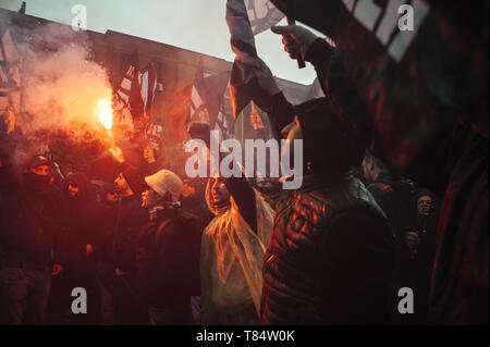 Taranto, Apulien, Italien. 4. Mai, 2019. Demonstranten mit rauchbomben in der Straße während der Vorführung gesehen. Nationalen Protest gegen die Verschmutzung durch industrielle Komplexe Ilva, vor kurzem gekauft von Indischen Stahl multinationale Arcelor Mittal. Demonstranten forderten die Schließung der Anlage auf Grund der zunehmenden Präsenz von Schwefeldioxid und Salzsäure und feinen Staub, der durch den Wind, der auf die steigende Zahl der Todesopfer von Krebs und Tumoren, besonders in der taranto Tamburi Bezirk in Verbindung gebracht werden können. Die Veranstaltung, die von der Ständigen Versammlung für Taranto gefördert wurde, darunter mehrere Lokale Stockfoto