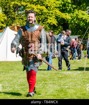 Dirleton Castle, East Lothian, Schottland, Vereinigtes Königreich, 11. Mai 2019. Tag des Mittelalters: historische Umgebung Schottland Familientag am lebendigen mittelalterlichen Dorf, das von der Saltire Geschichte Gesellschaft im Schlossgarten. Andrew Spratt, Depotbank auf der Burg gekleidet, wie Robert the Bruce, König der Schotten. Stockfoto