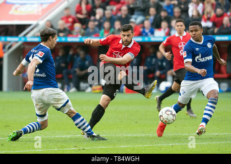 Leverkusen, Deutschland. 11. Mai, 2019. Fussball: Bundesliga, Bayer Leverkusen - FC Schalke 04, der 33. Spieltag in der BayArena. Leverkusens Kevin Volland (M) und Schalkes Benjamin Stambouli (l) und Weston McKennie (r) in Aktion. Credit: Federico Gambarini/dpa - WICHTIGER HINWEIS: In Übereinstimmung mit den Anforderungen der DFL Deutsche Fußball Liga oder der DFB Deutscher Fußball-Bund ist es untersagt, zu verwenden oder verwendet Fotos im Stadion und/oder das Spiel in Form von Bildern und/oder Videos - wie Foto Sequenzen getroffen haben./dpa/Alamy leben Nachrichten Stockfoto