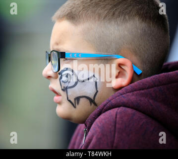 Pride Park, Derby, Großbritannien. 11. Mai, 2019. EFL-Meisterschaft Fußball, Halbfinale, Hinspiele Endspiel, Derby County gegen Leeds United; junge Derby County Ventilator vorwärts zum Spiel Kredit suchen: Aktion plus Sport/Alamy leben Nachrichten Stockfoto