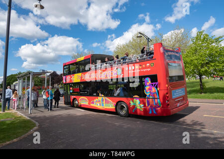 Glasgow, Schottland, Großbritannien. 11. Mai, 2019. UK Wetter. Ein Sightseeing Bus in Glasgow Glasgow Green. Credit: Skully/Alamy leben Nachrichten Stockfoto